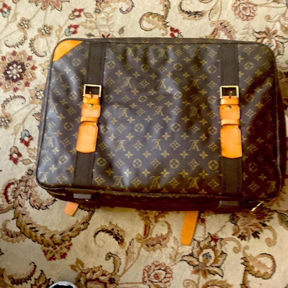 LV Traveling bag.Authentic.